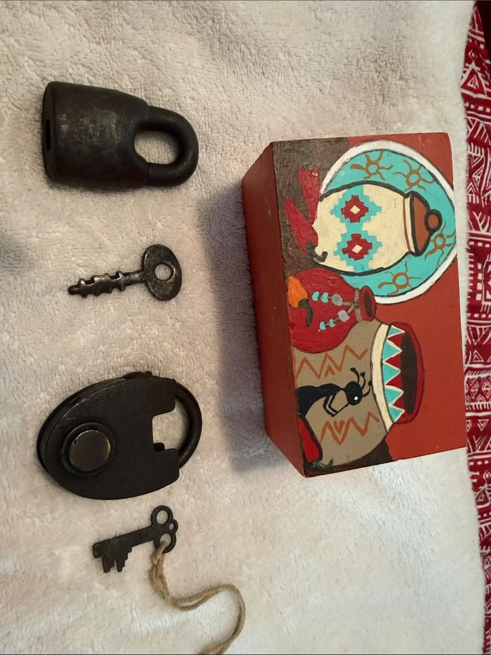 Decorative Black Iron Padlock and Vintage-Style Keys Set
